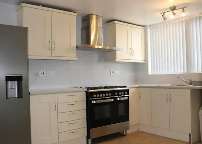 Large 12 Guests 5 Bedroom House In Birmingham City Centre